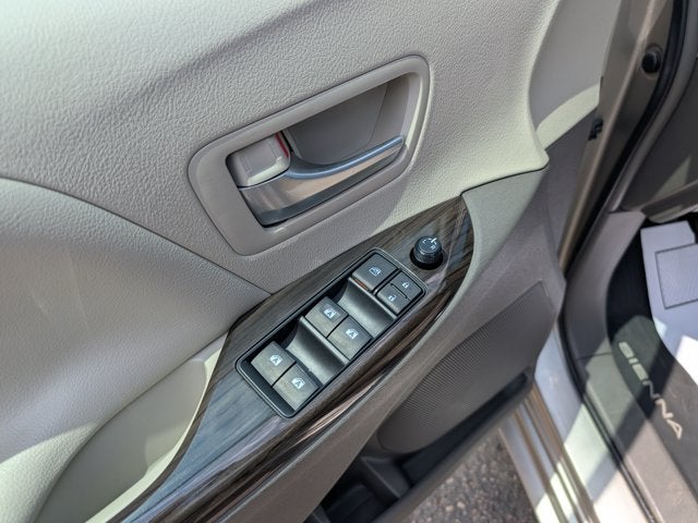 2017 Toyota Sienna XLE Auto Access Seat