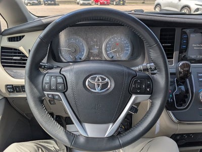 2017 Toyota Sienna XLE Auto Access Seat