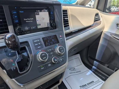 2017 Toyota Sienna XLE Auto Access Seat