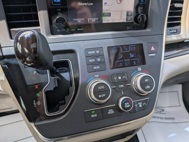 2017 Toyota Sienna XLE Auto Access Seat