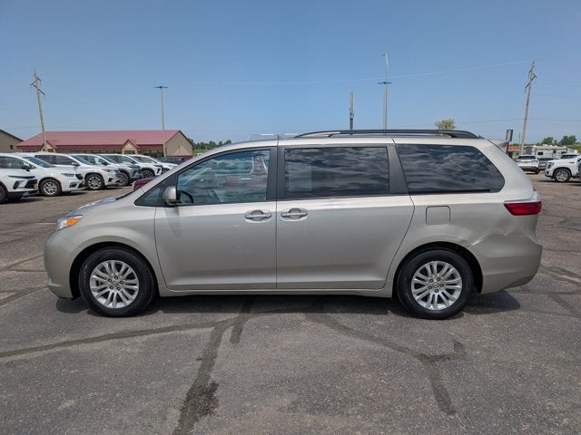 2017 Toyota Sienna XLE Auto Access Seat