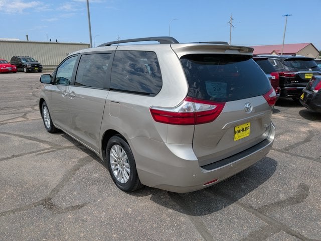 2017 Toyota Sienna XLE Auto Access Seat