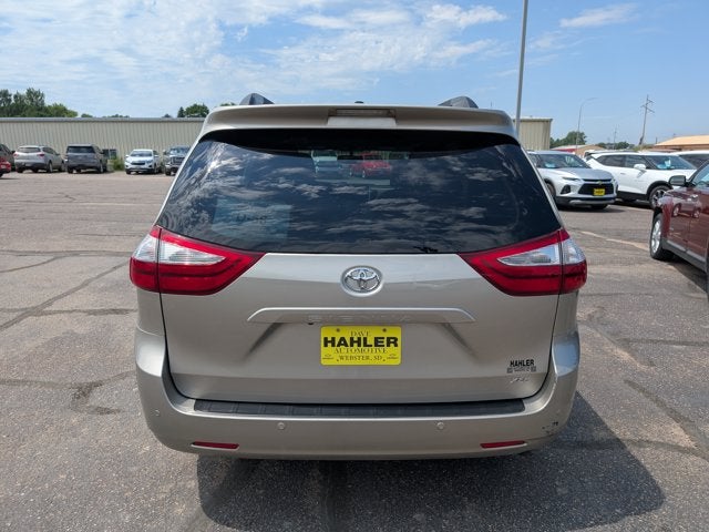 2017 Toyota Sienna XLE Auto Access Seat