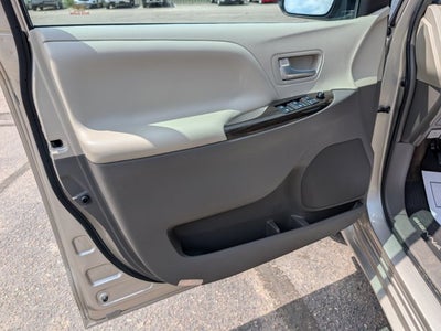 2017 Toyota Sienna XLE Auto Access Seat